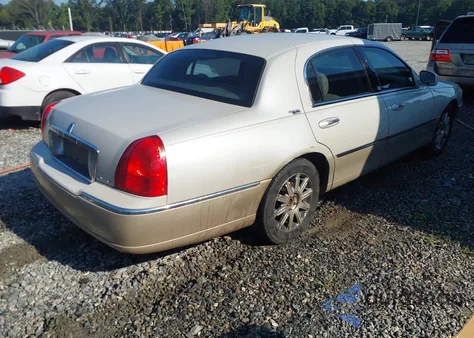 2006 Lincoln Town Car Signature Limited from USA, damaged, VIN 1LNHM82V06Y613787